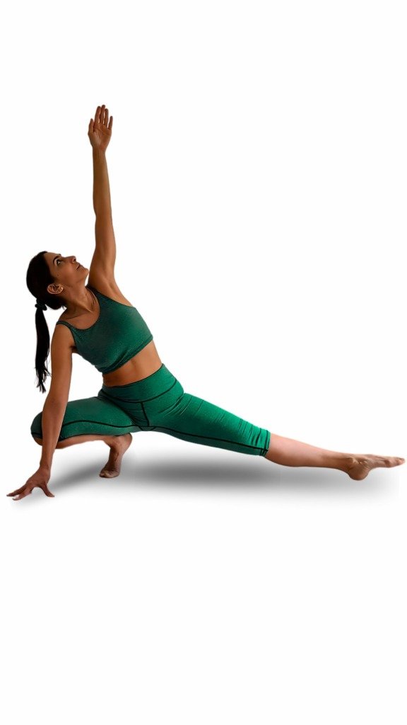 Mujer practicando postura lateral de Yoga en estudio Sodhana, vinculada a la práctica de Ashtanga Yoga y bienestar integral.