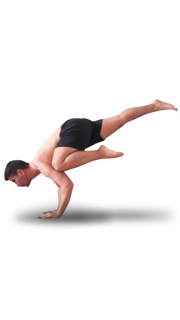 Hombre realizando una postura de equilibrio avanzada en Ashtanga Yoga en Sodhana, demostrando fuerza, control y concentración.