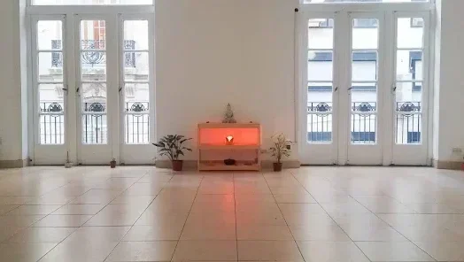 Vista panorámica del estudio de Yoga, con amplios techos y ventanales e iluminación natural.